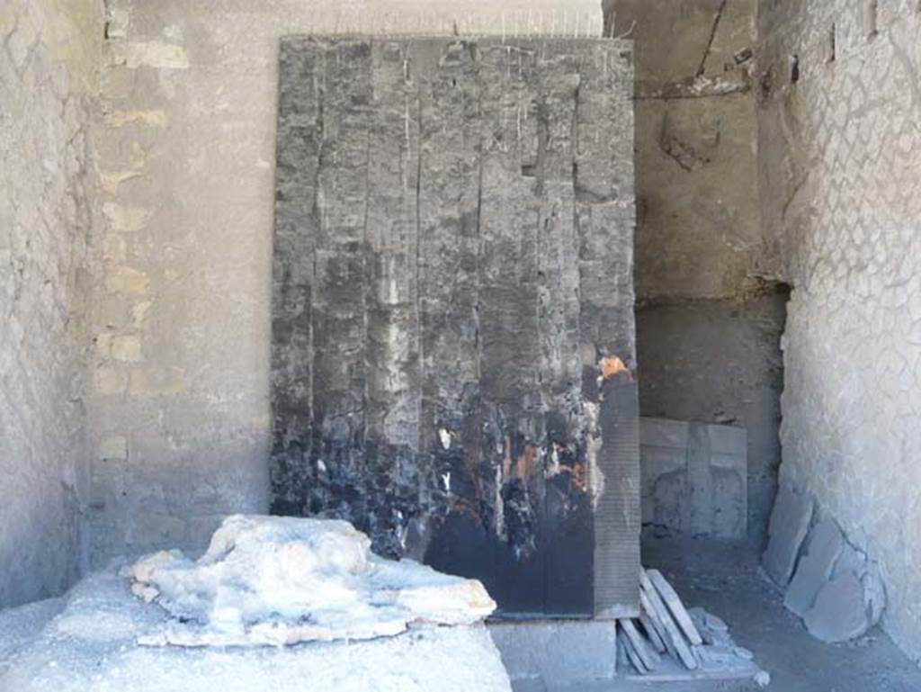 Decumanus Maximus, Herculaneum. August 2013. Detail from inside doorway numbered 6. Photo courtesy of Buzz Ferebee.